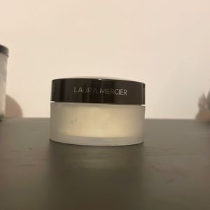 Translucent loose setting powder. Full size.